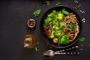menu-dietetico-ensalada-vegana-saludable-verduras-brocoli-champinones-espinacas-quinua-tazon-endecha-plana-vista-superior